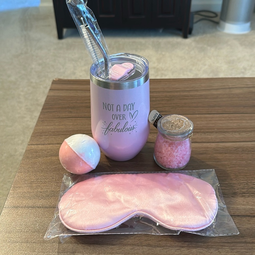 Pink Gift Set with Cup, Eyemask, Bathsalt, and Bathbomb